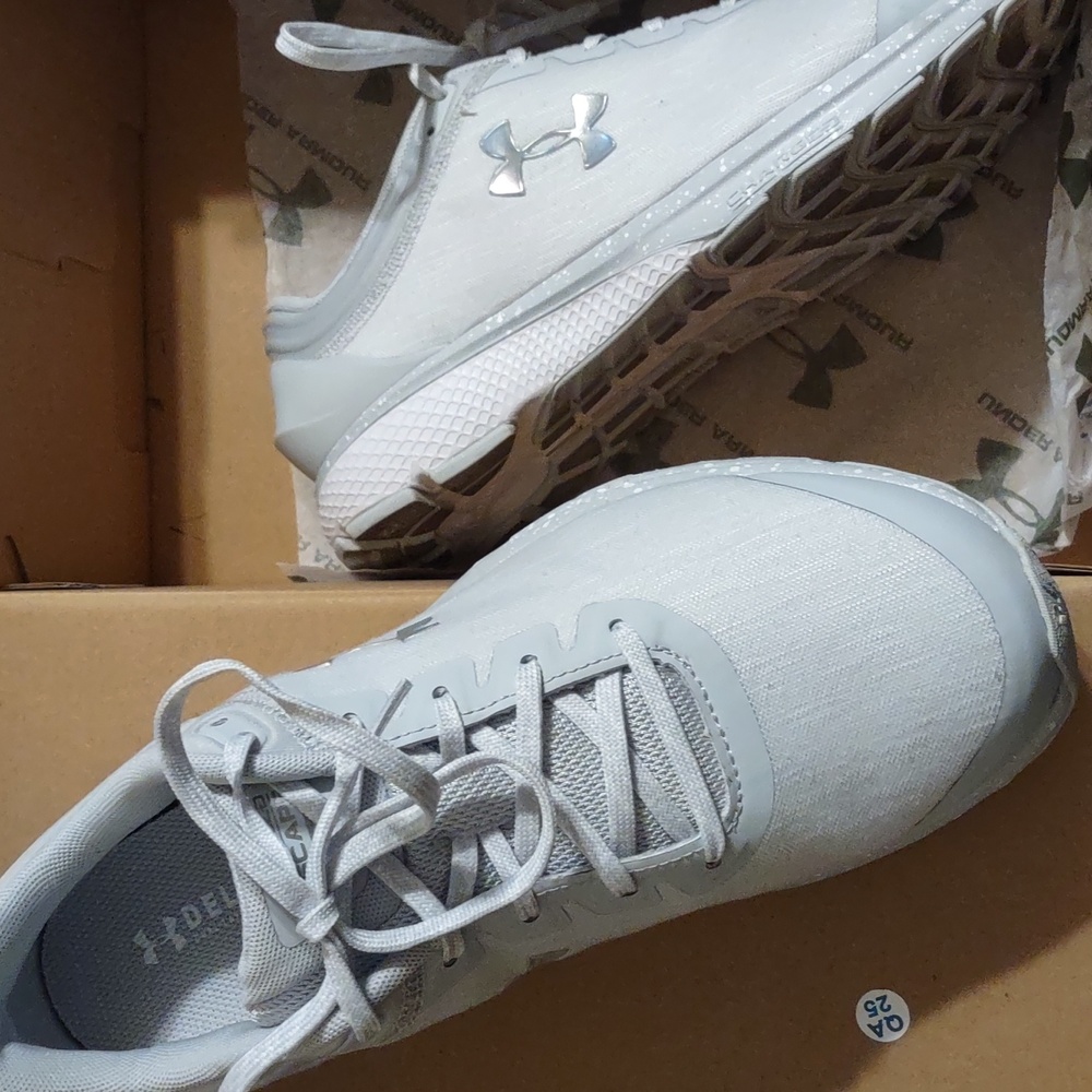 Under Armour size 9 athletic shoes - Picture 2 of 5